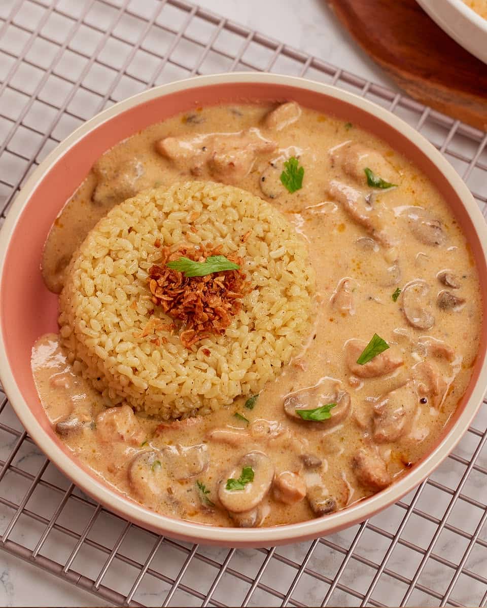 دجاج بالفطر والكريمة مع الأرز المبهر