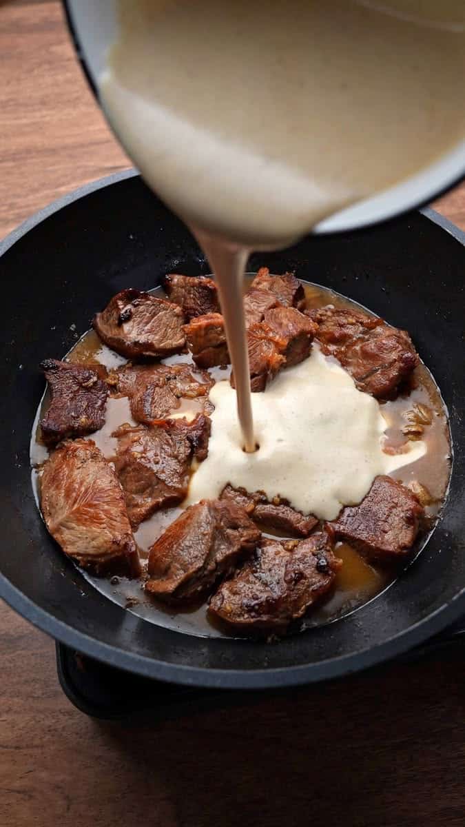 لحم بصوص الزبادي مع أرز بالمستكة