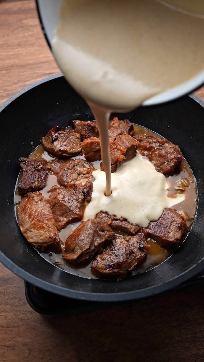 لحم مطهو مع الأرز الأبيض بالمستكة